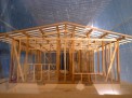 参考：軸組模型。基礎、土台、柱、筋かい、小屋梁、棟木、垂木など。